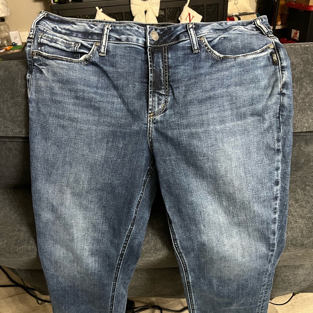 Silver Jeans Women's Classic Blue Capri Denim